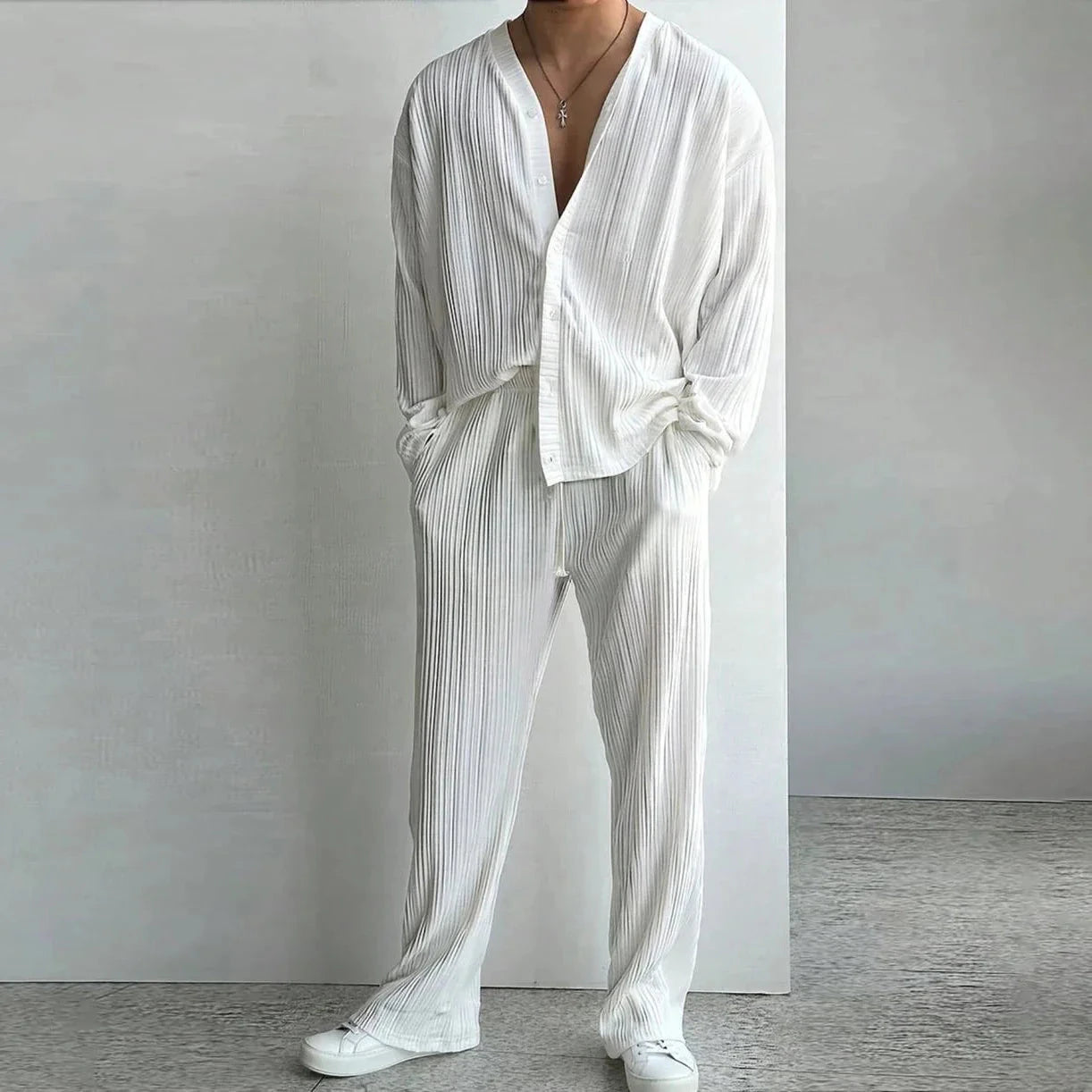 Herren Plisse Set Weiß | Lässiger Freizeitanzug mit Faltenstruktur [ Herrenkollektion - Leinensets - Frühling & Sommer '25 ] 163 - Herren Plisse Set Weiß Gratti Paris 